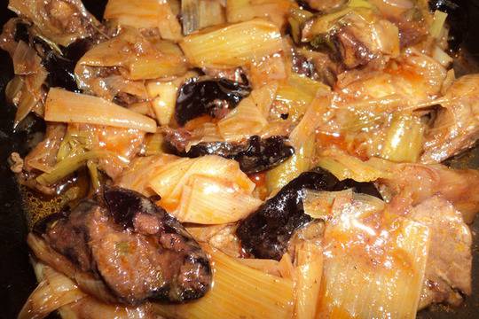 Телешко месо с праз и сини сливи