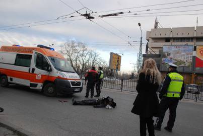 Мъж издъхна на централен пловдивски булевард (снимки +18)