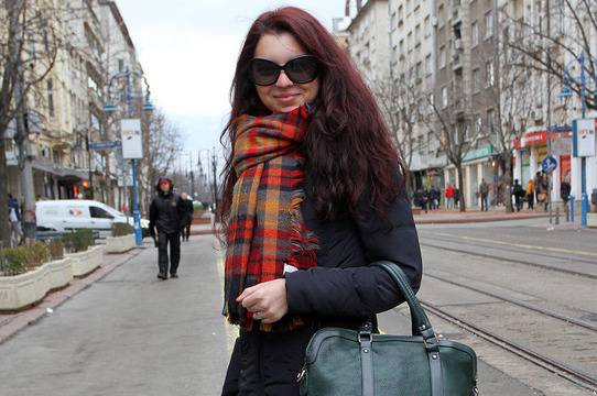 Огненото момиче с големия пъстър шал