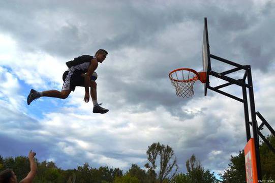 ВИДЕО: Виртуозни изпълнения с баскетболна топка