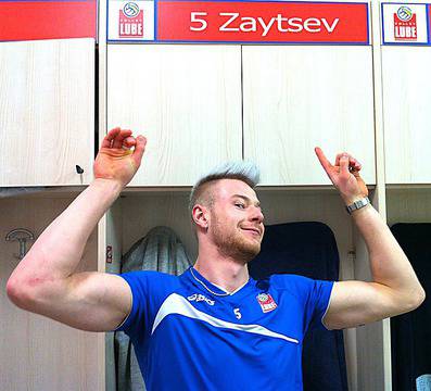 Новата екстравагантна прическа на Царя (снимки)