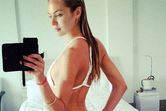 Дупето на Кандис в огледалото