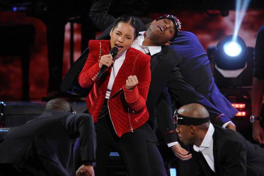 Алиша Кийс пее за Катнис?