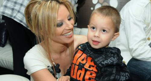 Емилия не иска синът й да е свирач (видео)