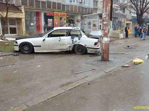 БМВ връхлетя тротоар, по чудо няма жертви