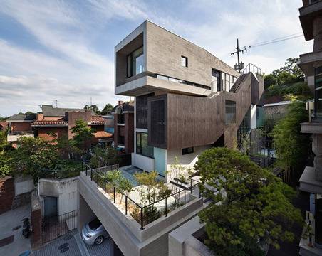 Къща със зелен покрив в Сеул сбира три поколения от едно семейство