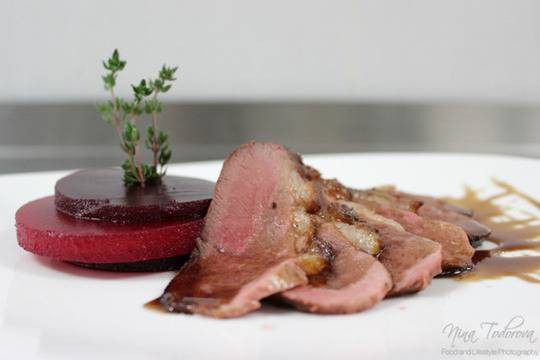 Патешко магре в съчетание с червено цвекло и манго и редукция от балсамов оцет, мед и мащерка