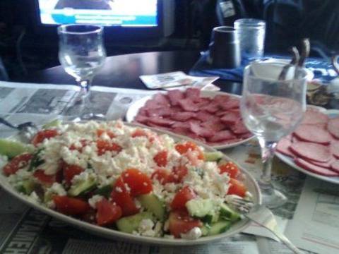 Пием евтина ракия със „солена“ салата