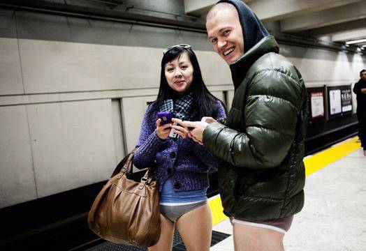 В метрото без панталони