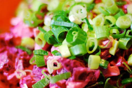 Салата от червено цвекло с пресен лук