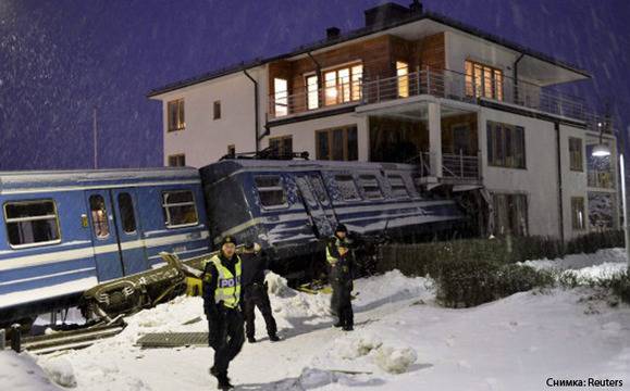 Жена открадна влак и се блъсна в сграда в Швеция