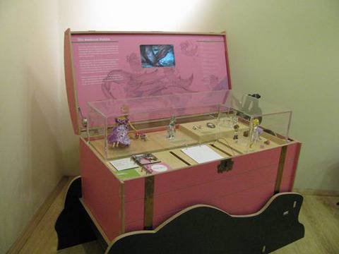 Рапунцел вее косите си от розов сандък