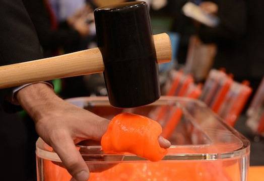 Нов материал, мек като пластелин и здрав като стомана от Tech 21