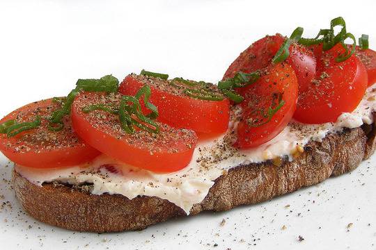 Сандвич със сирене „Фета“ и домати