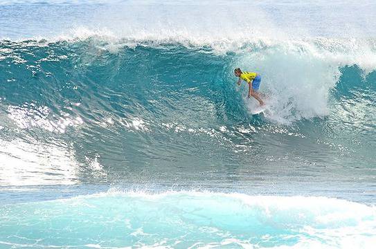 На гребена на вълната със сърф във водите на Филипините (Siargao island)