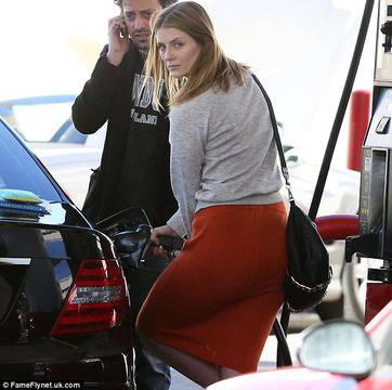 Виж как Миша Бартън си играе с папараците