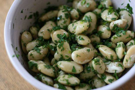 Салата от боб с магданоз