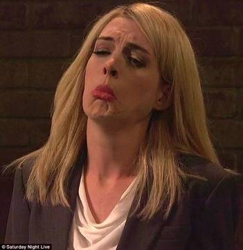 Гавра! Ан Хатауей се подигра с Клеър Дейнс! (Видео)