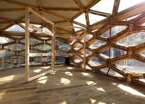 Елегантен геометричен павилион изграден от дървени палета