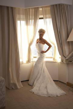 Андреа се облече като булка (снимки)