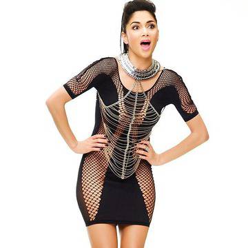 Никол Шерцингер с малка мрежеста рокля