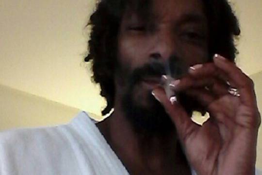 Снуп Лайън с френски маникюр