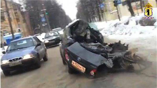 Брутално! Пияница кара разбита кола с труп в нея (видео)