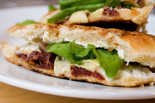 Сандвич със зелена салата и сушени домати