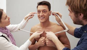 Йозил с восъчна фигура в музея на Мадам Тюсо (снимки)