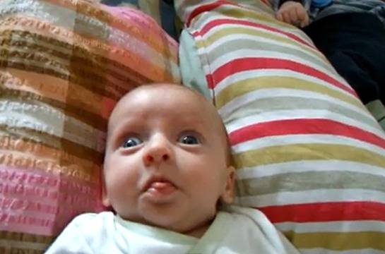 Най-смешната бебешка физиономия, която сте виждали (ВИДЕО)