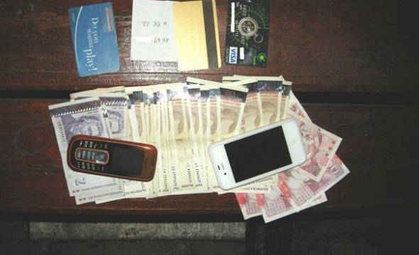Четирима българи задържани във Франция за източване на банкови карти