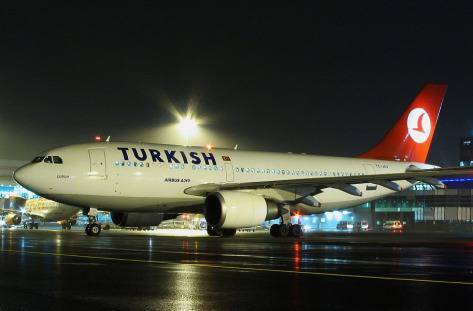 Мълния удари турски самолет, пътниците в шок