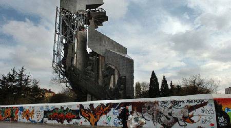 Софиянци не искат паметника пред НДК