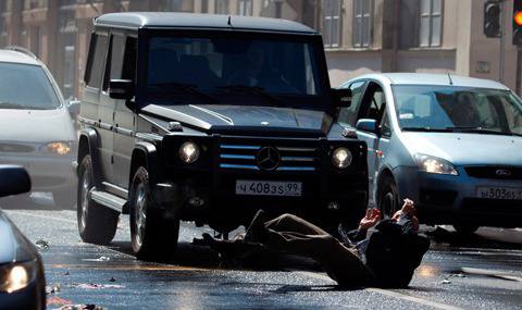 Джон МакКлейн умира трудно с Daimler