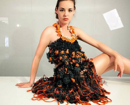 БГ архитектка в Ню Йорк прави рокли от рециклирани ластици и офис-материали