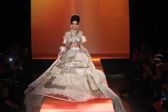 Какво се крие под полата на Готие?