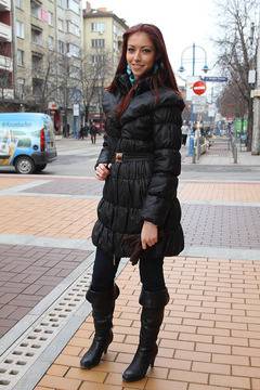 Червена коса и тюркоазени аксесоари