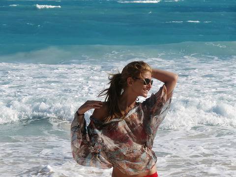 Анелия удари колежките си в земята с перфектна визия! (Снимки)