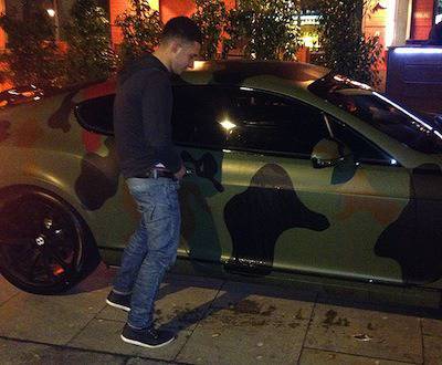 Скандално! Фенове на Манчестър Юнайтед се гаврят с „Бентли“-то на Балотели (снимки)