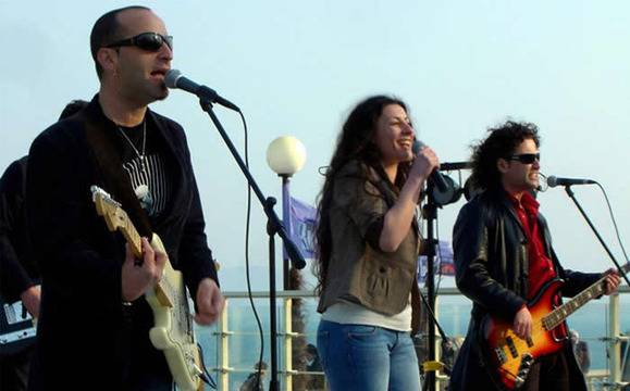 Акустично с Горещ пясък