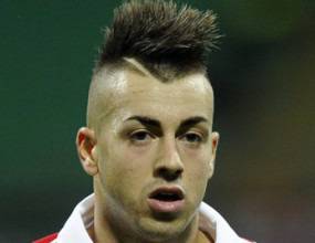 Фараона не спира да изумява! Вижте как танцува с обувка на главата (видео)