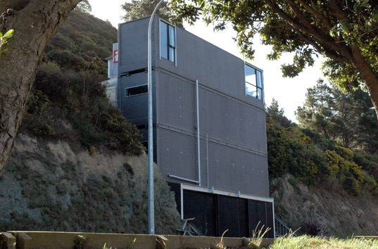 Кула от три контейнера е къща в Нова Зеландия