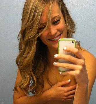 Уволниха учителка заради гола фотосесия