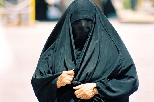 Жена с никаб обезобрази младо момиче