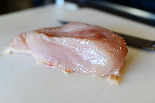 Пикантна пилешка салата – стъпка по стъпка в снимки