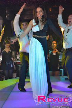 Алисия с рокля с един ръкав: Допада ли ви визията й? видяна 10124 коментари 27