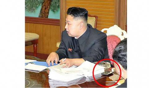 Ким Чен-ун се появи със смартфон HTC