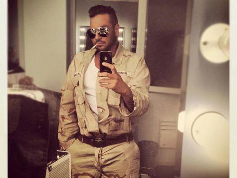 Азис се прави на войник