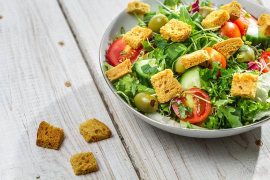 Микс от салати с чери домати и маслини