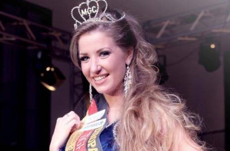 Голо дупе влиза в съда